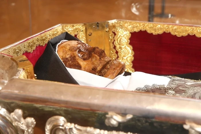 Corpo de Santa Teresa de Jesus é exposto ao público pela 3ª vez em 443 anos e atrai multidão à Espanha