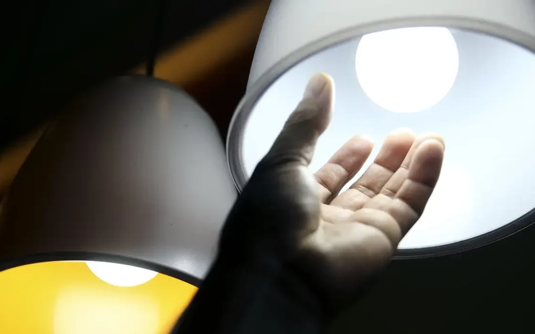 Conta de luz terá bandeira vermelha em junho, anuncia Aneel
