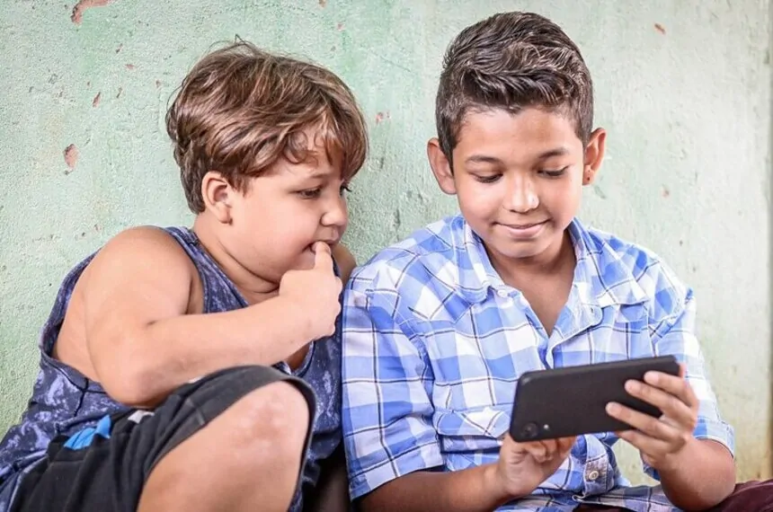 Projeto obriga pais a supervisionarem o uso da internet por filhos menores