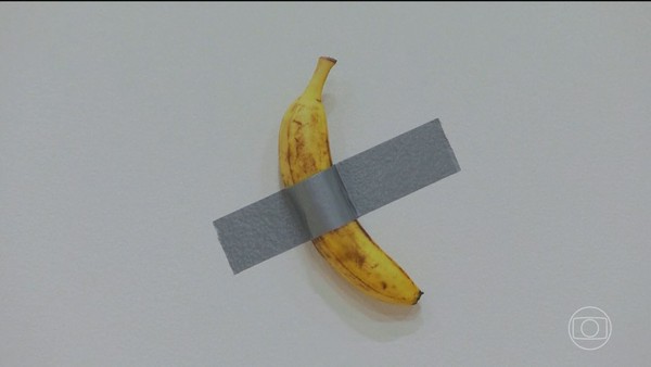 Visitante devora “banana mais cara do mundo” exposta em museu na França