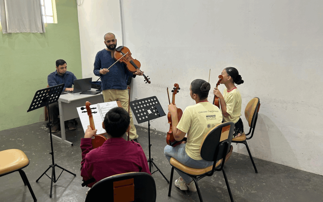 Brenner Rozales realiza oficinas para alunos de projetos de música