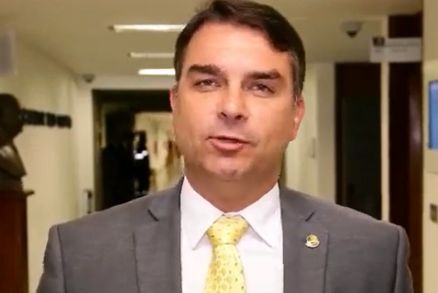 Moraes ‘invade privacidade’ de mulheres na casa de Bolsonaro, diz Flávio