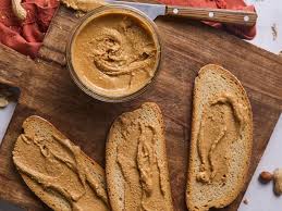 Aprenda a fazer manteiga de amendoim caseira saudável e deliciosa
