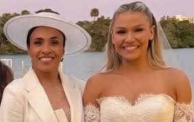 Marta oficializa união com Carrie Lawrence em cerimônia nos EUA