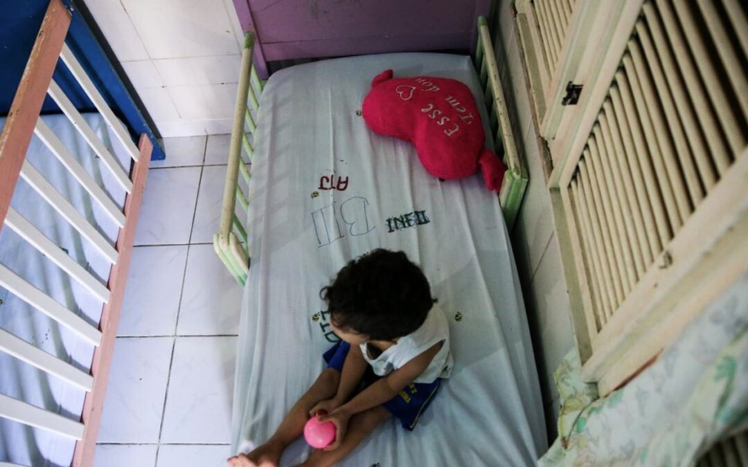 Feminicídio deixa mais de 140 crianças órfãs em MS e expõe impacto silencioso nas famílias