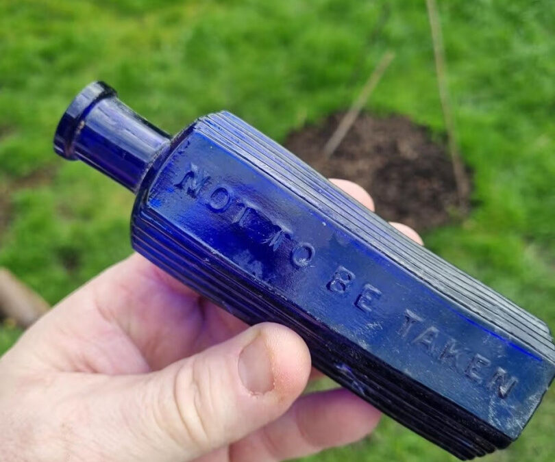 Cachorro encontra frasco de veneno e ajuda a esclarecer crime de mais de 160 anos na Inglaterra