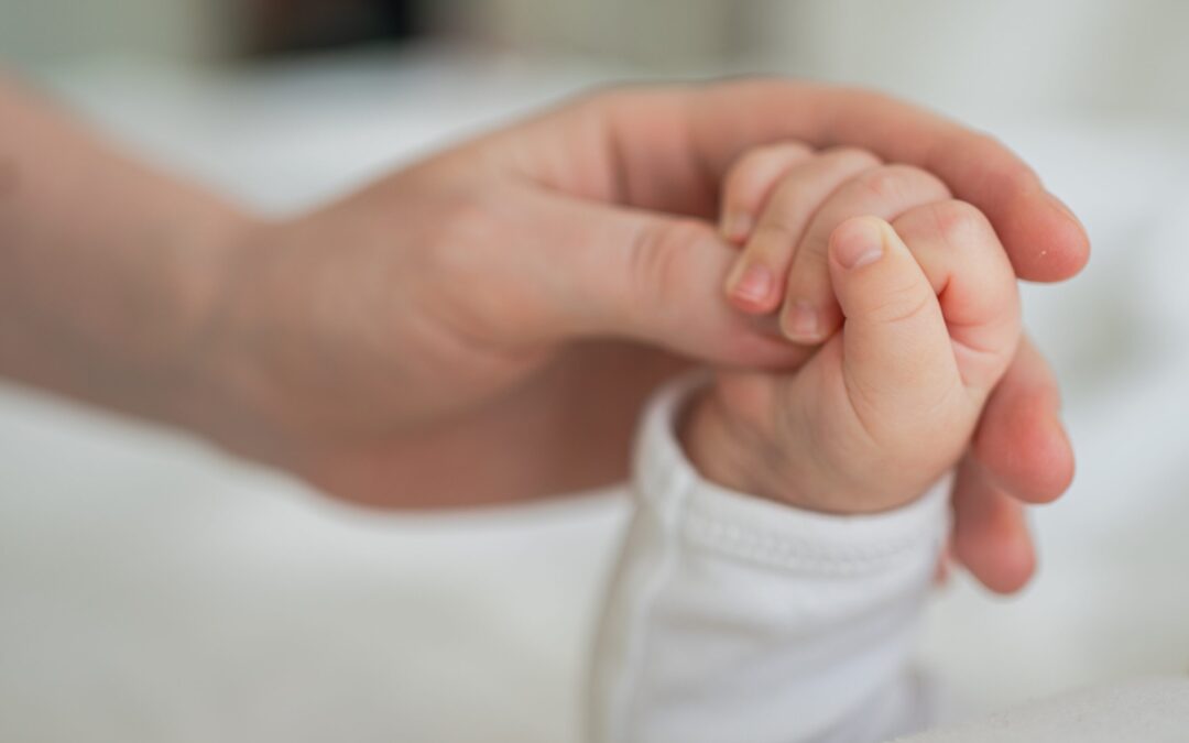 Mãe é retirada de voo com bebê chorando e episódio provoca debate sobre empatia em viagens