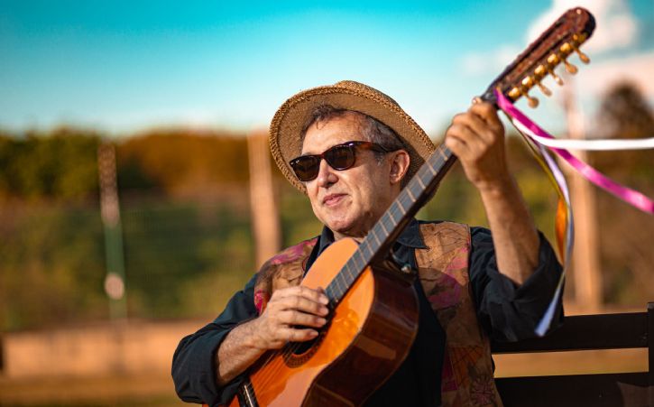 Sesc Teatro Prosa realiza show com Paulo Simões para celebrar 50 anos de “Trem do Pantanal”