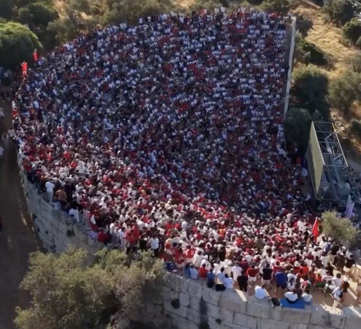 Eliminada da Copa, mas inesquecível nas arquibancadas: torcida da Turquia faz história em teatro de 2 mil anos