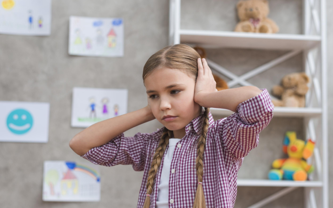 Autismo e sensibilidade auditiva: o detalhe que pode passar despercebido quando a criança tapa os ouvidos